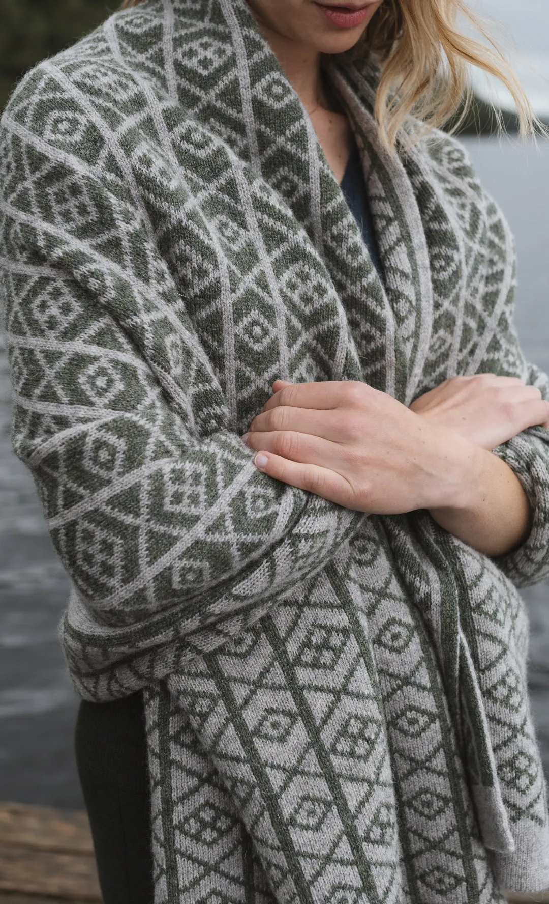 The Ruskin British Wool Jacquard Blanket in Ochre / Cream